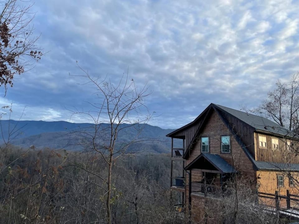 Brand New Chalet with Spectacular Views- Ursa Mons House in Pittman Center