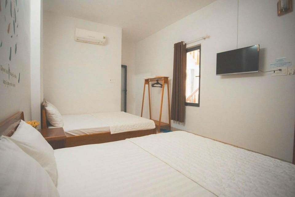 Toilet, Bed, Bathroom, TV and multimedia, Photo of the whole room, Bedroom, air conditioner