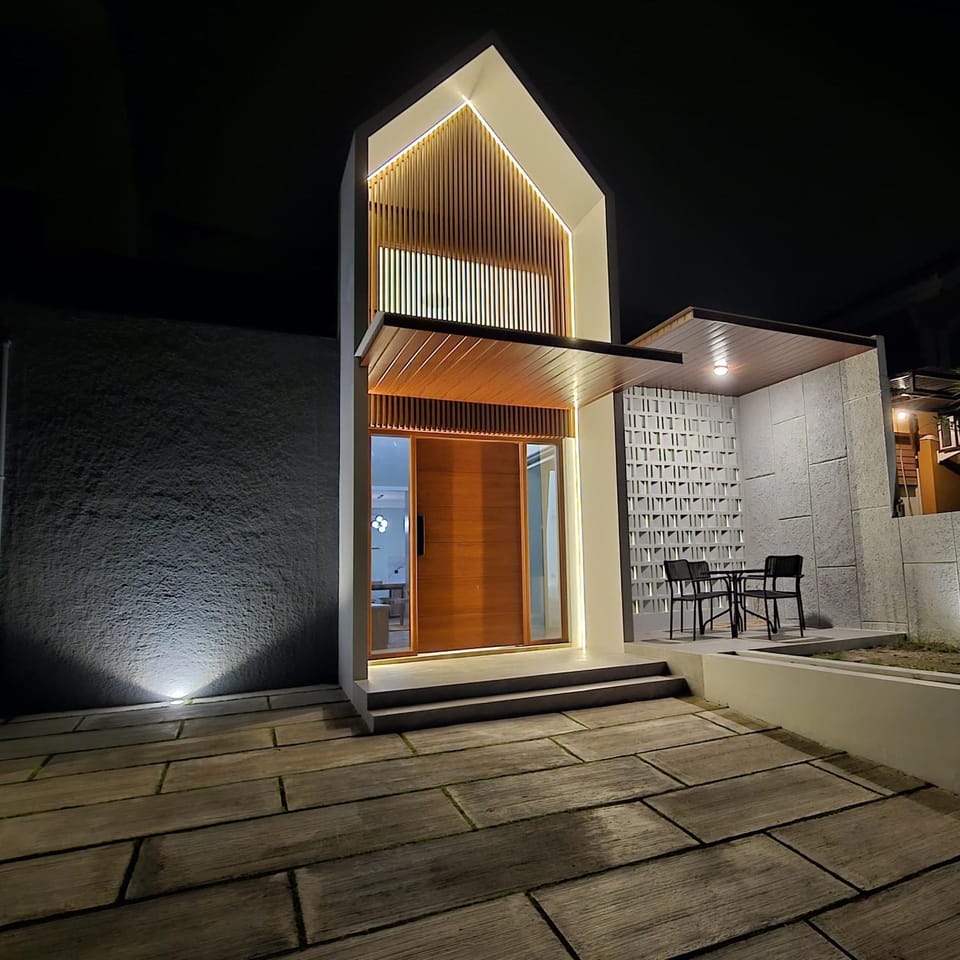 Property building, Patio, Facade/entrance, Night, Parking