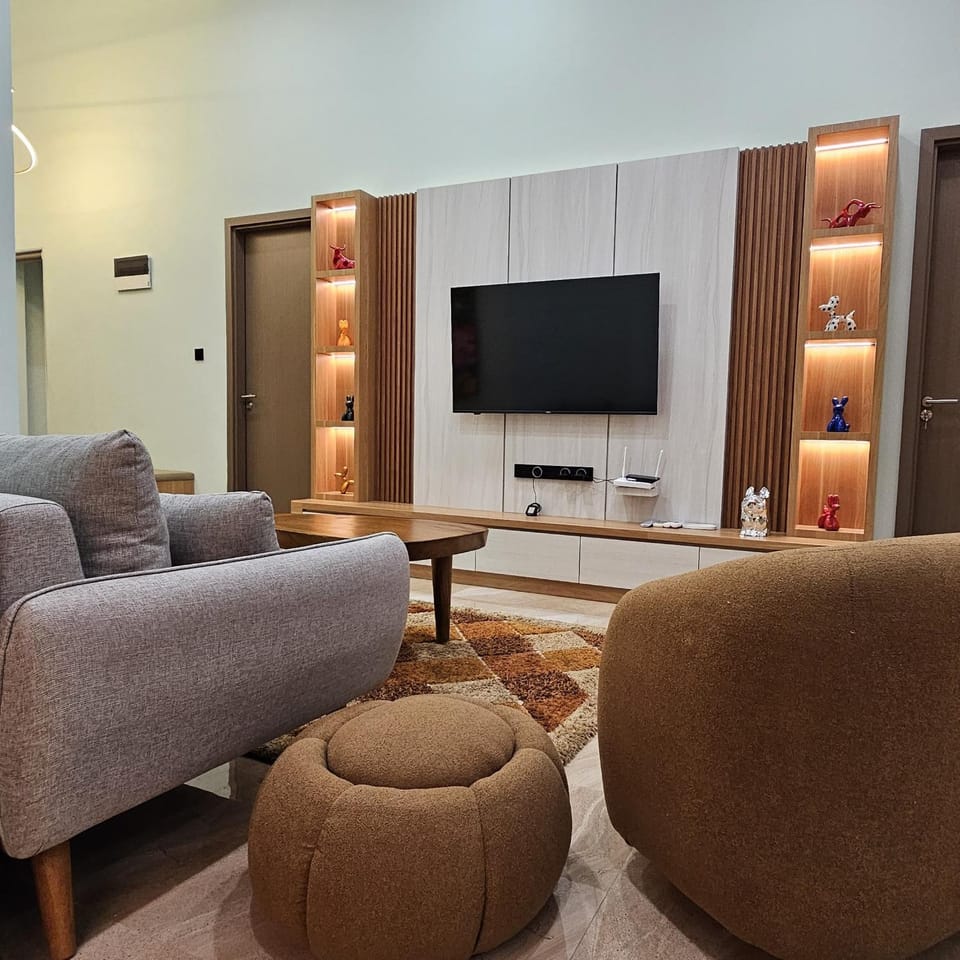 TV and multimedia, Living room, Seating area, Evening entertainment