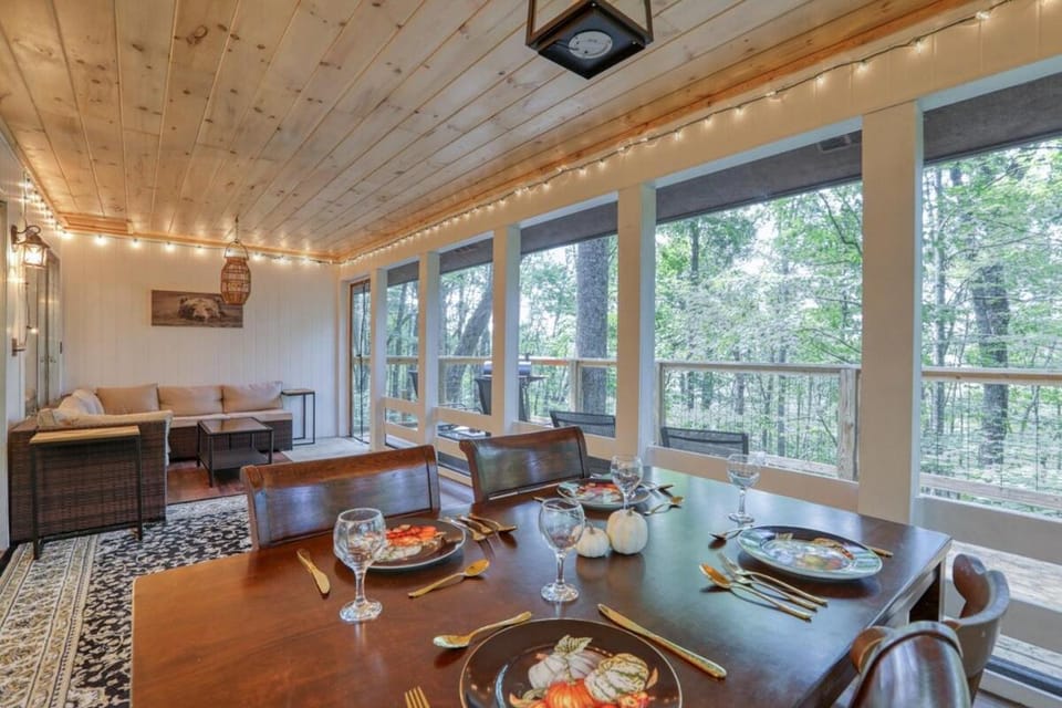 Treetop Hideaway - Summer Escape with HOT TUB House in Gatlinburg
