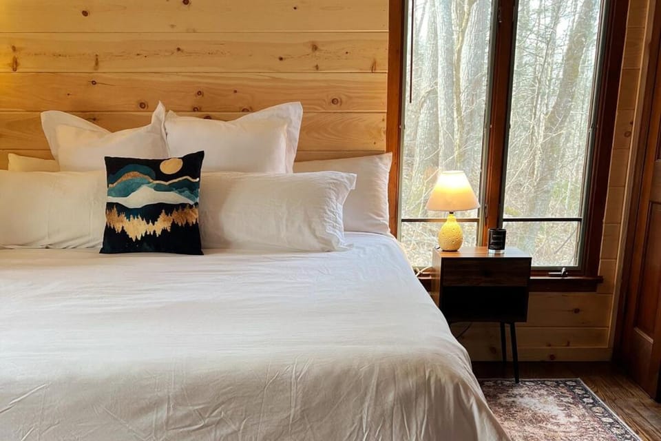 Treetop Hideaway - Summer Escape with HOT TUB House in Gatlinburg