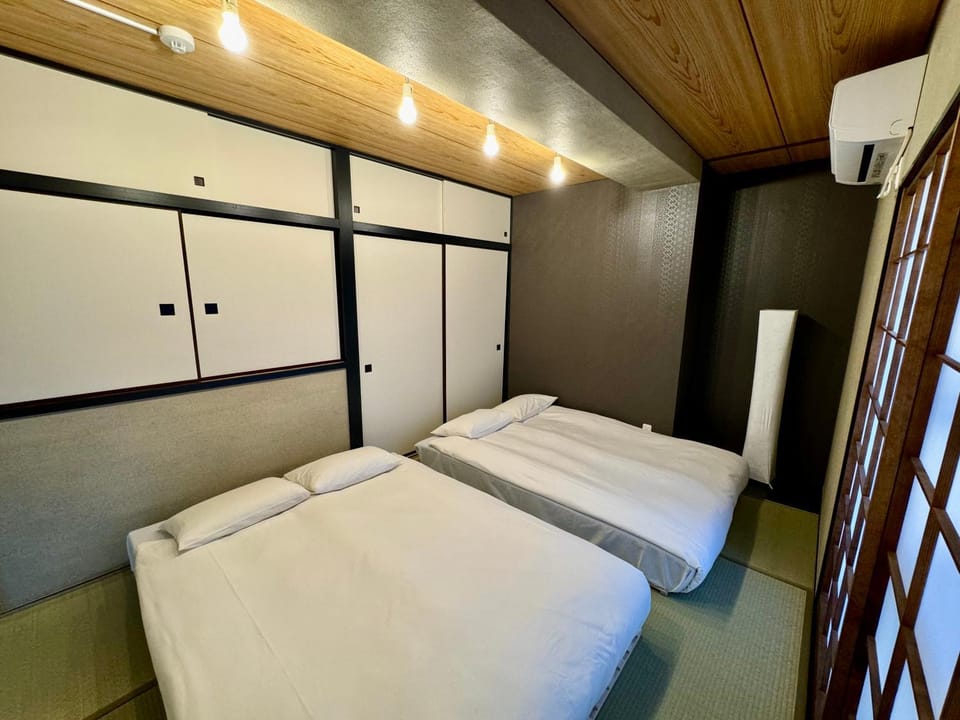 Bed, Photo of the whole room, wardrobe, air conditioner