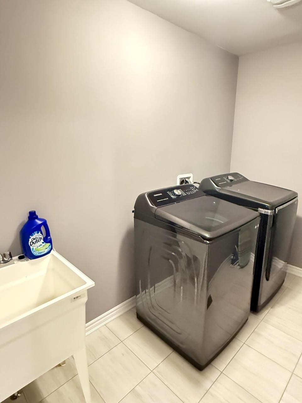 4-Bdrm Comfort with Fireplace mins from Downtown Apartment in Port Colborne