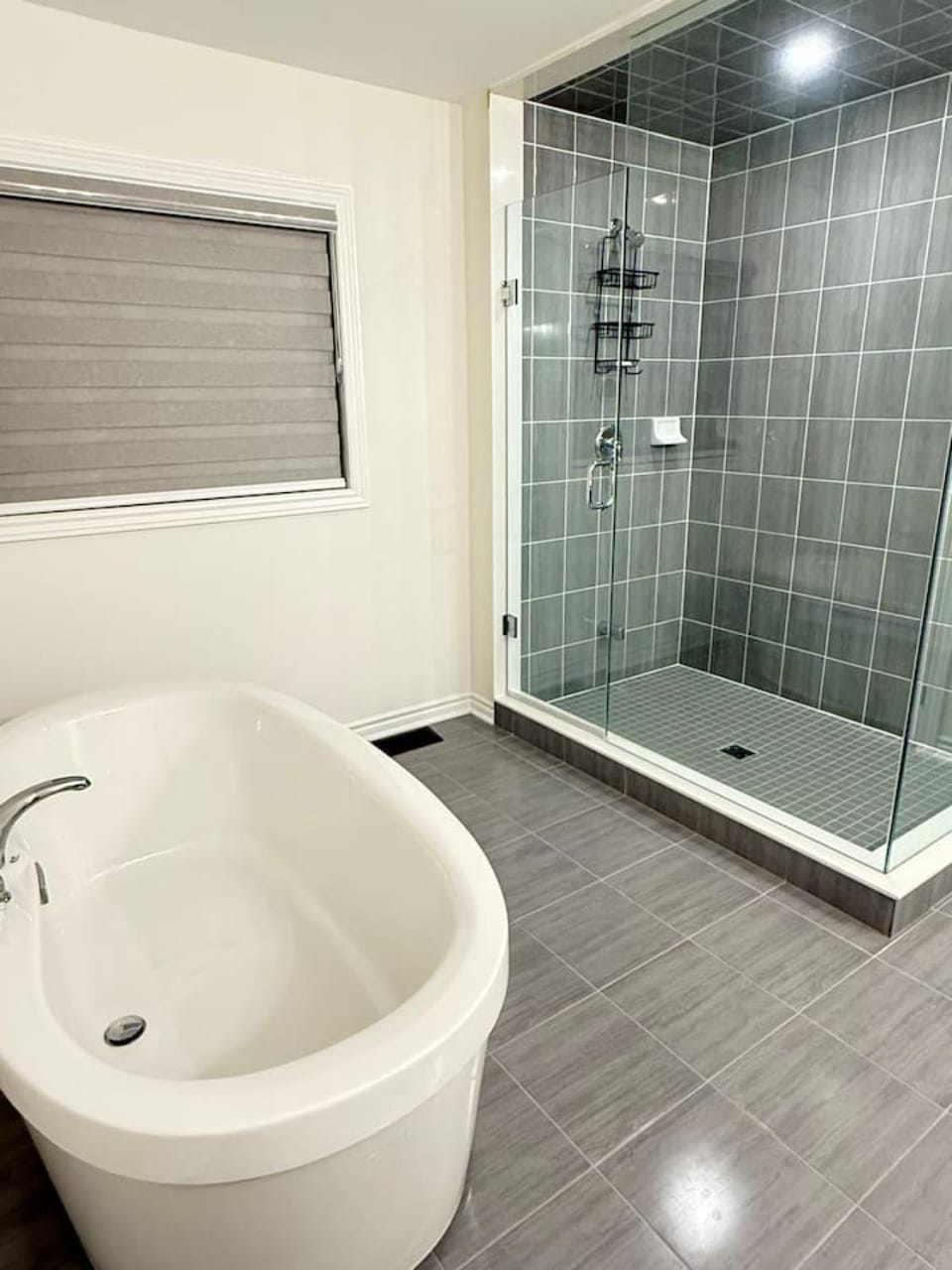 4-Bdrm Comfort with Fireplace mins from Downtown Apartment in Port Colborne