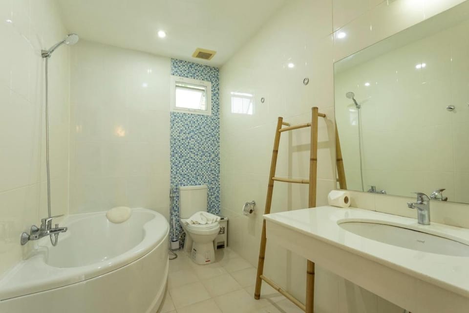 V129 Walking To Award winning Naiharn Beach 4BR House in Rawai