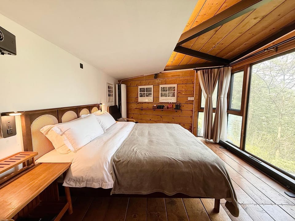 Bedroom, Mountain view