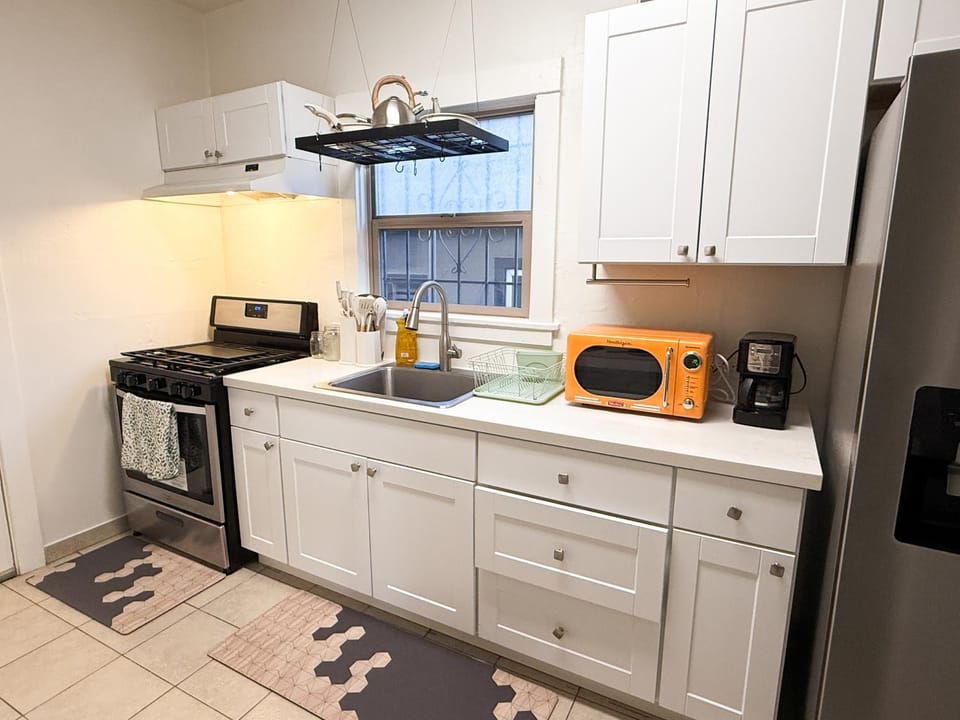 Bright, Modern & Artsy Space Apartment in Temescal