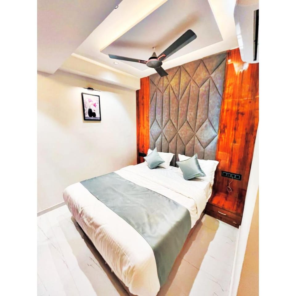 Bed, Bedroom, towels, air conditioner