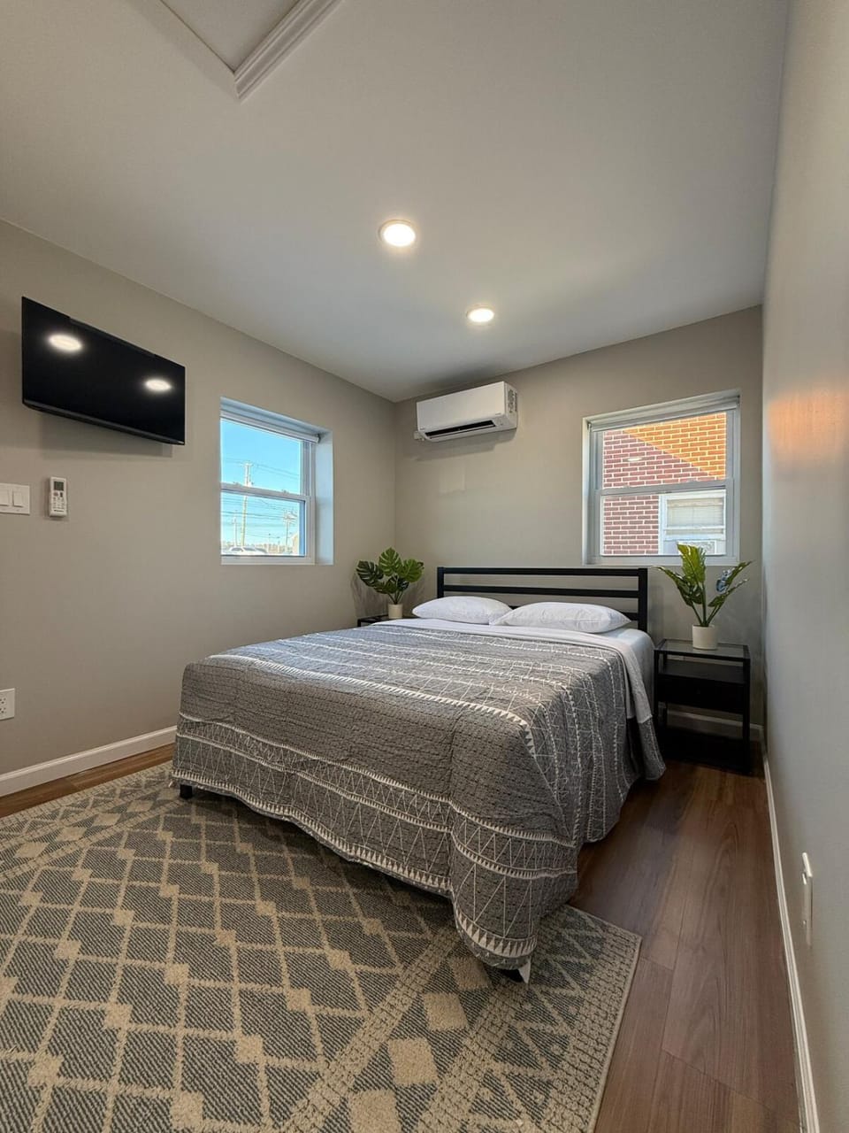Bed, TV and multimedia, Bedroom