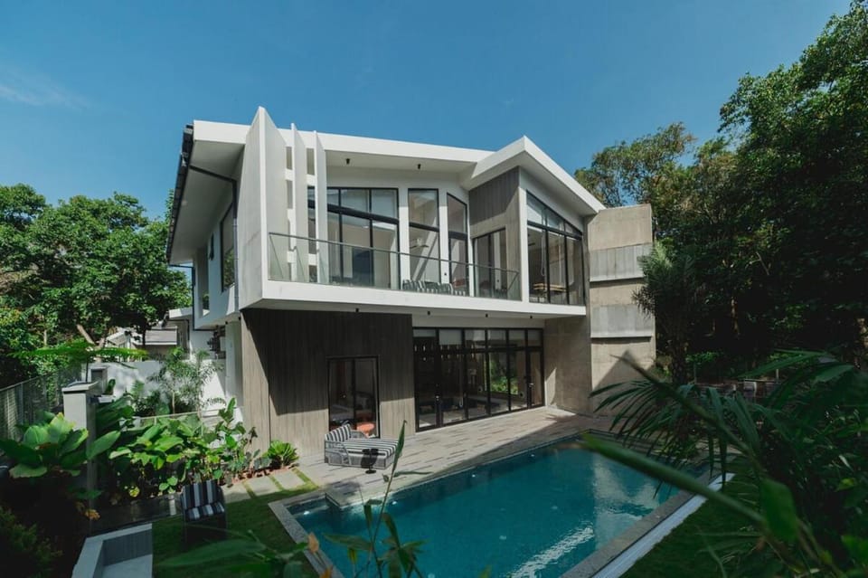Property building, Patio, Garden, Swimming pool, sunbed