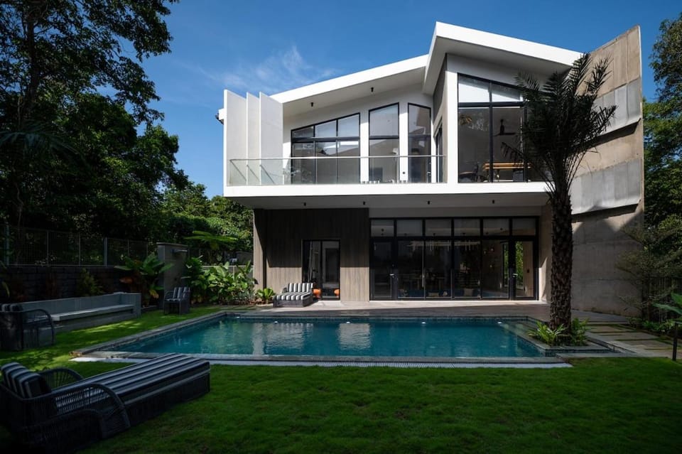 Property building, Patio, Facade/entrance, Natural landscape, Swimming pool, sunbed