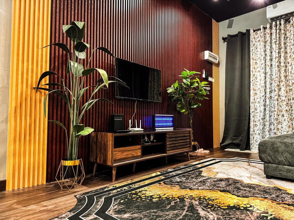 Communal lounge/ TV room, TV and multimedia, Living room, Seating area, Evening entertainment
