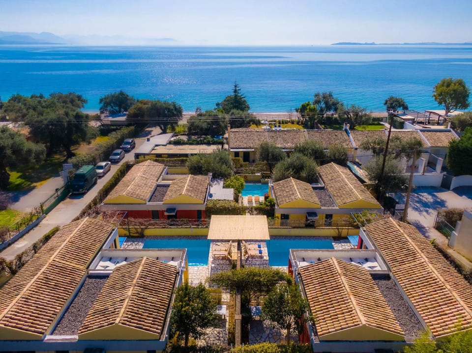 Property building, Neighbourhood, Bird's eye view, Beach, Swimming pool, Location, Parking
