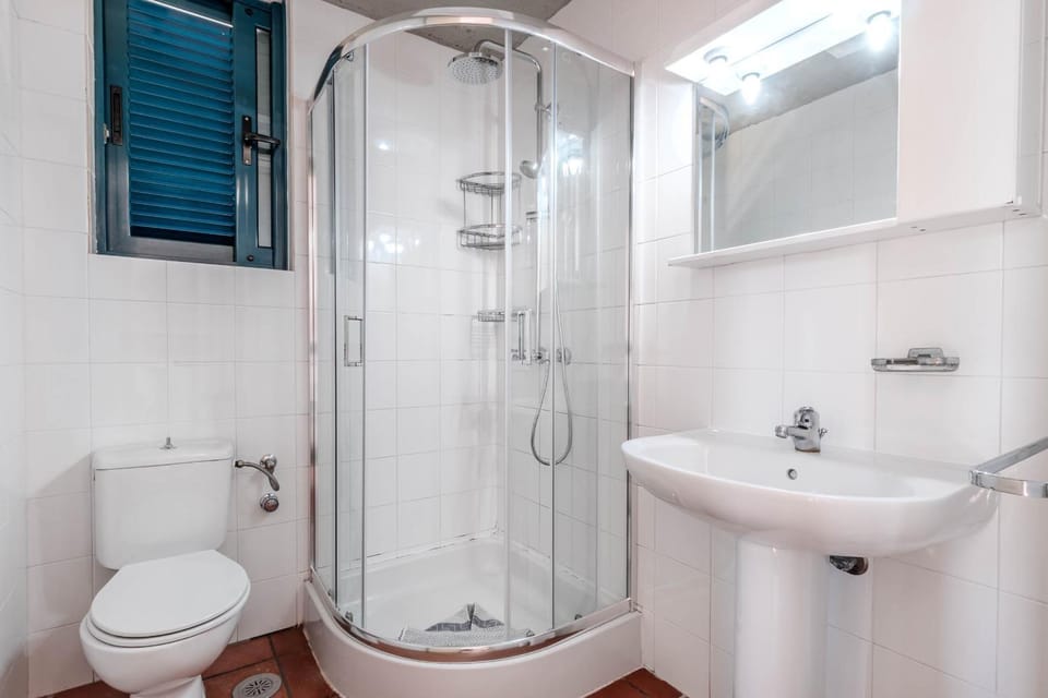 Shower, Toilet, Bathroom, hair dryier, towels