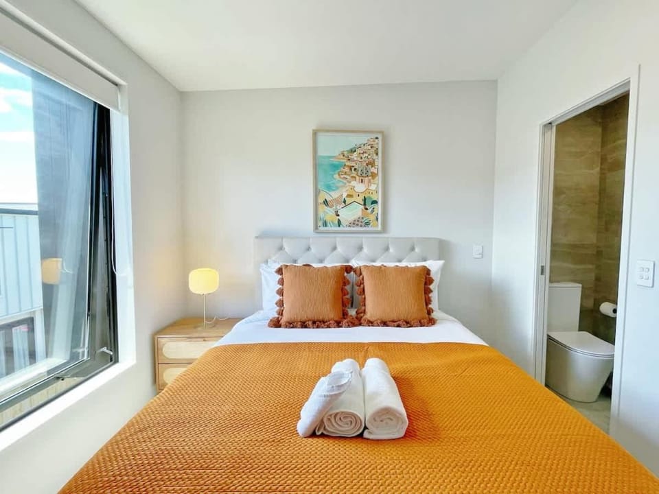 City Serenity 2BR Townhouse vs AC Backyard & Parking House in Auckland