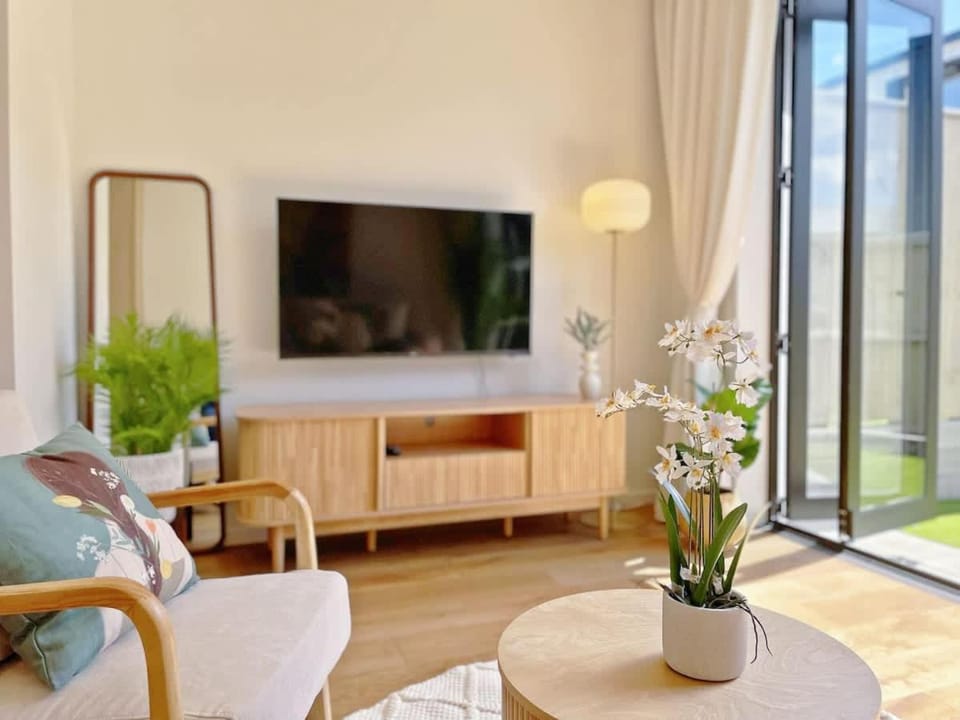 City Serenity 2BR Townhouse vs AC Backyard & Parking House in Auckland