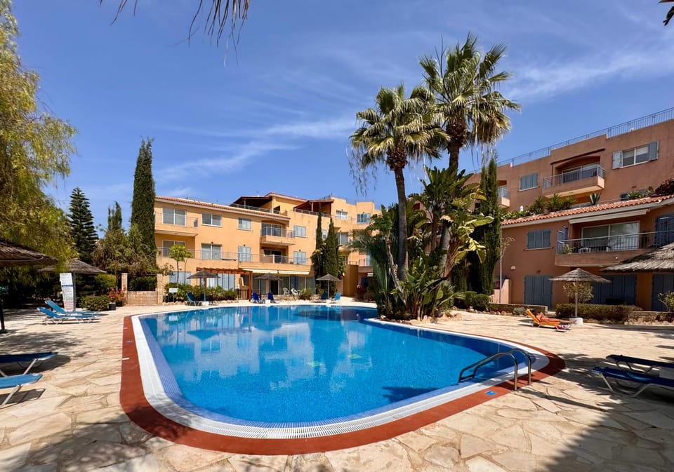 Property building, Balcony/Terrace, Pool view, Swimming pool, sunbed