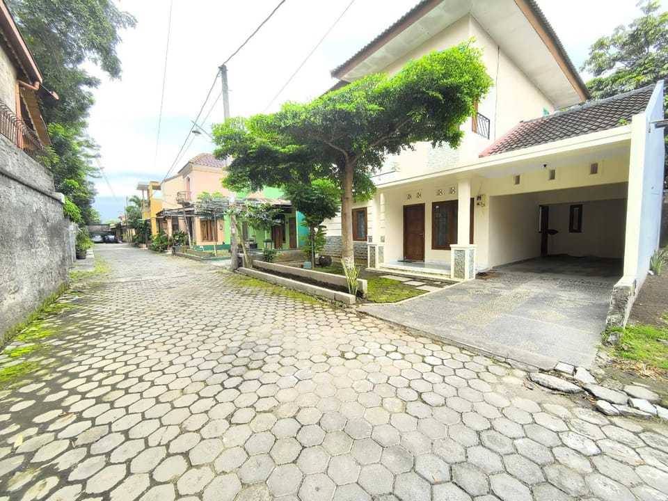 Property building, Day, Neighbourhood, Street view
