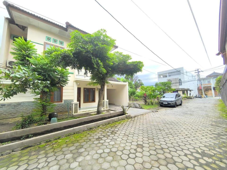 Property building, Day, Street view, Parking