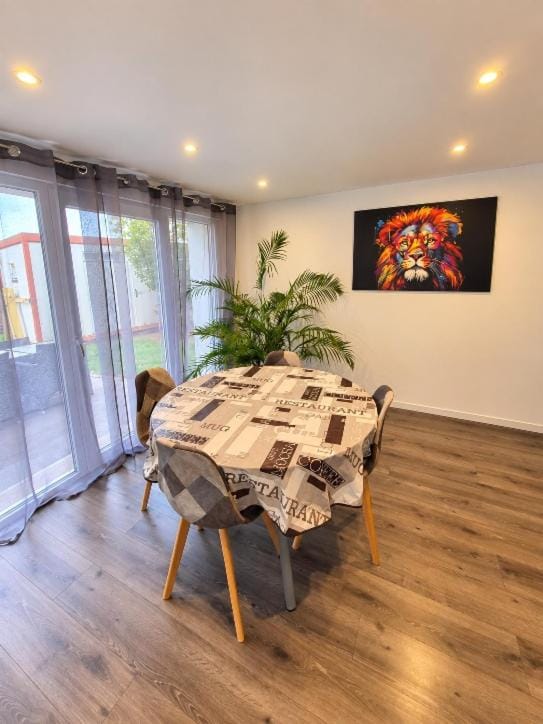Seating area, Dining area