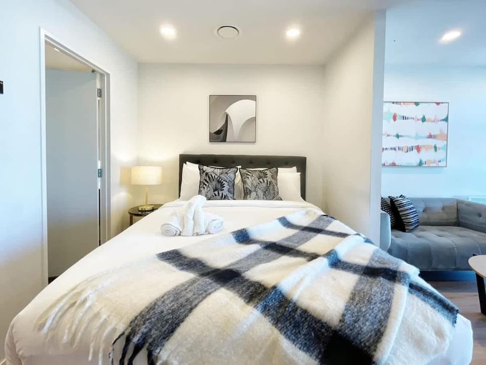 Chic & Comfy 1 Bed Studio vs Gym Pool & Sauna In CBD Near Skytower Apartment in Auckland