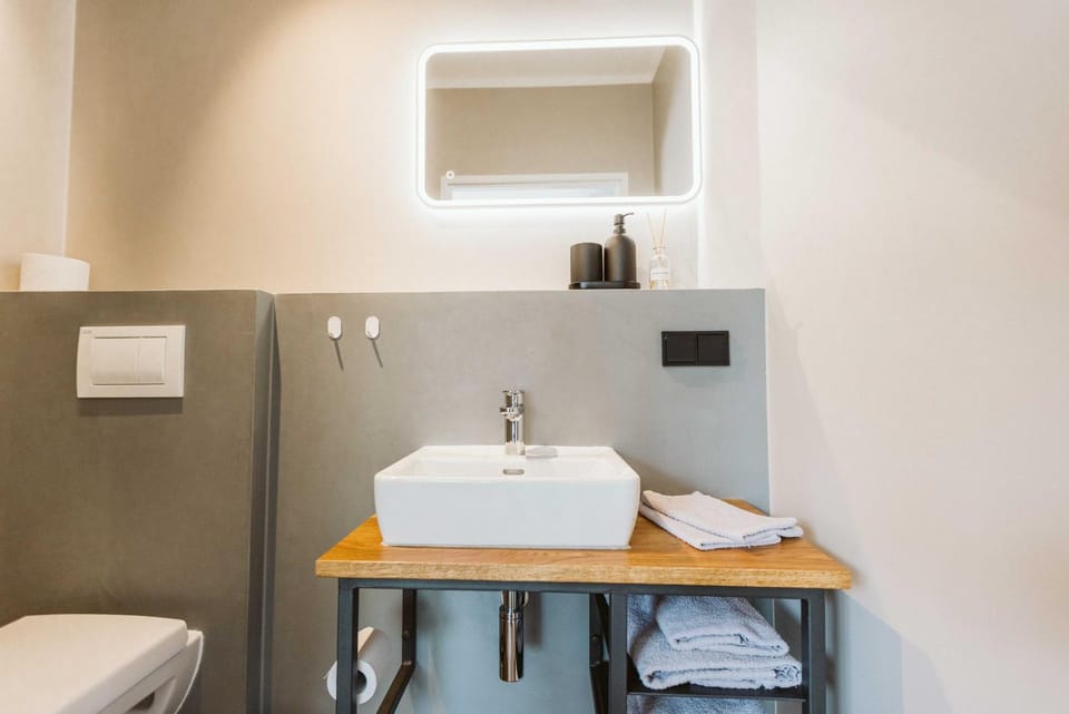 Toilet, Bathroom, towels