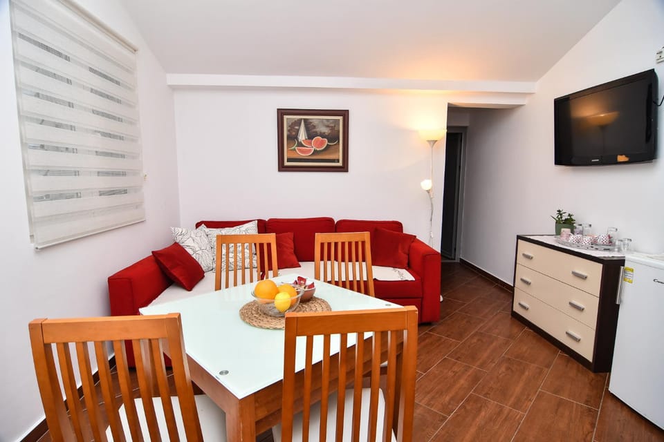 TV and multimedia, Living room, Seating area, Dining area