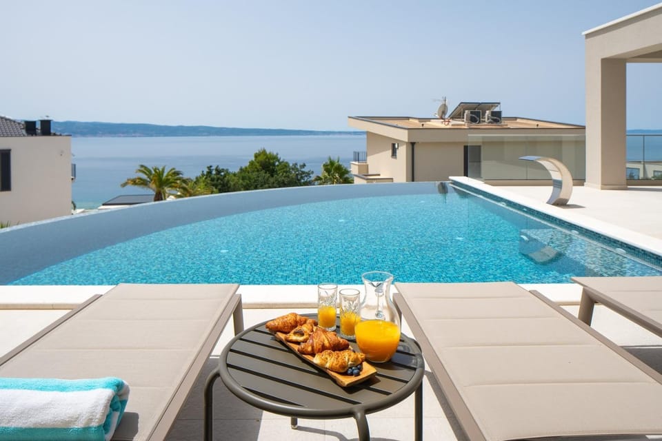 Property building, Balcony/Terrace, Swimming pool