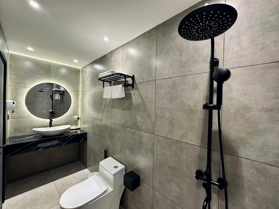 Shower, Toilet, towels