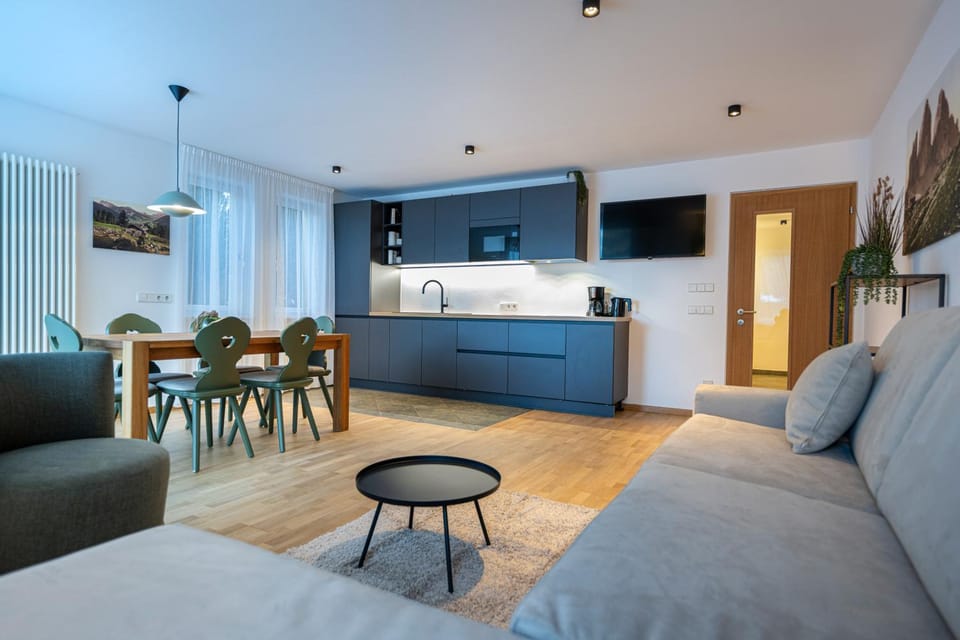 Communal lounge/ TV room, Kitchen or kitchenette, Living room