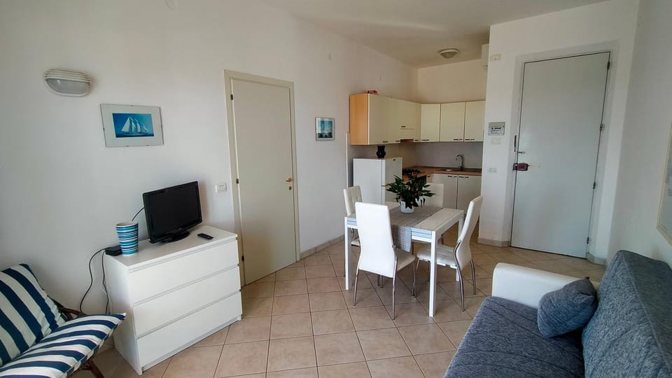 P313 nr 105 trilocale sul mare con ombrellone in prima fila House in Marcelli