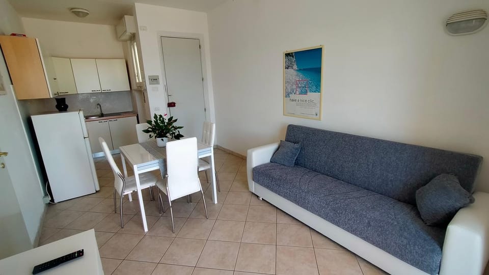 P313 nr 105 trilocale sul mare con ombrellone in prima fila House in Marcelli