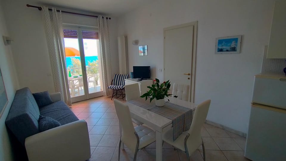 P313 nr 105 trilocale sul mare con ombrellone in prima fila House in Marcelli