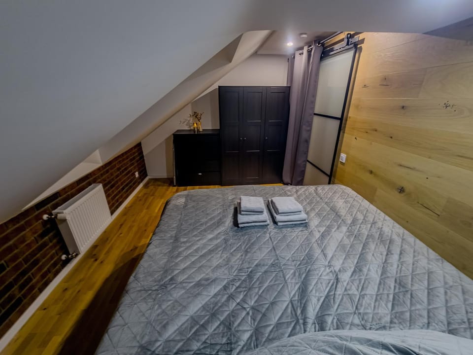 Bed, Bedroom, towels, wardrobe