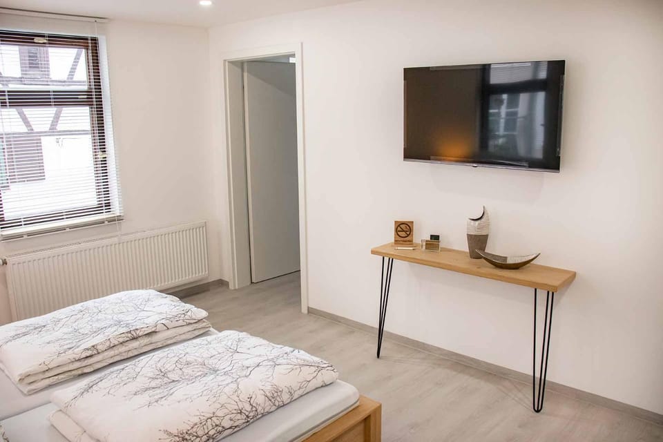 Bed, TV and multimedia, Photo of the whole room, Bedroom