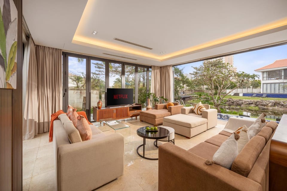 TV and multimedia, Living room, Seating area, Family