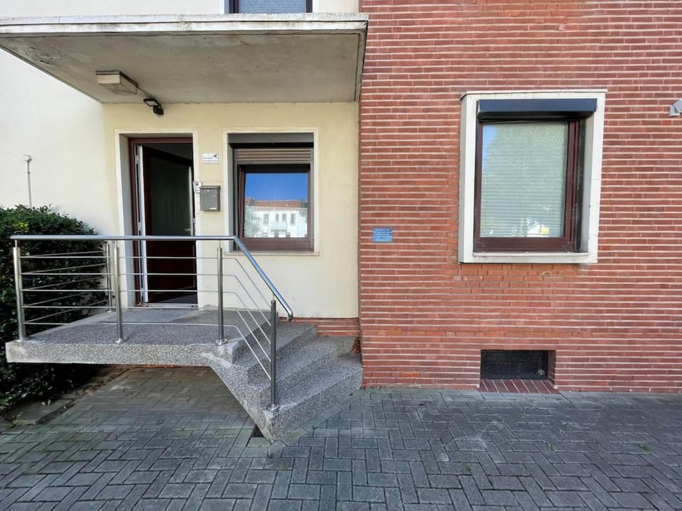 Property building, Facade/entrance, Day, Balcony/Terrace