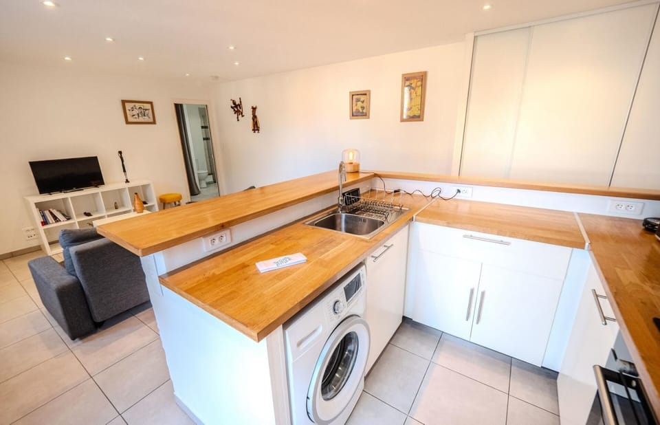 TV and multimedia, Kitchen or kitchenette, Living room, Seating area, Dining area, washing machine
