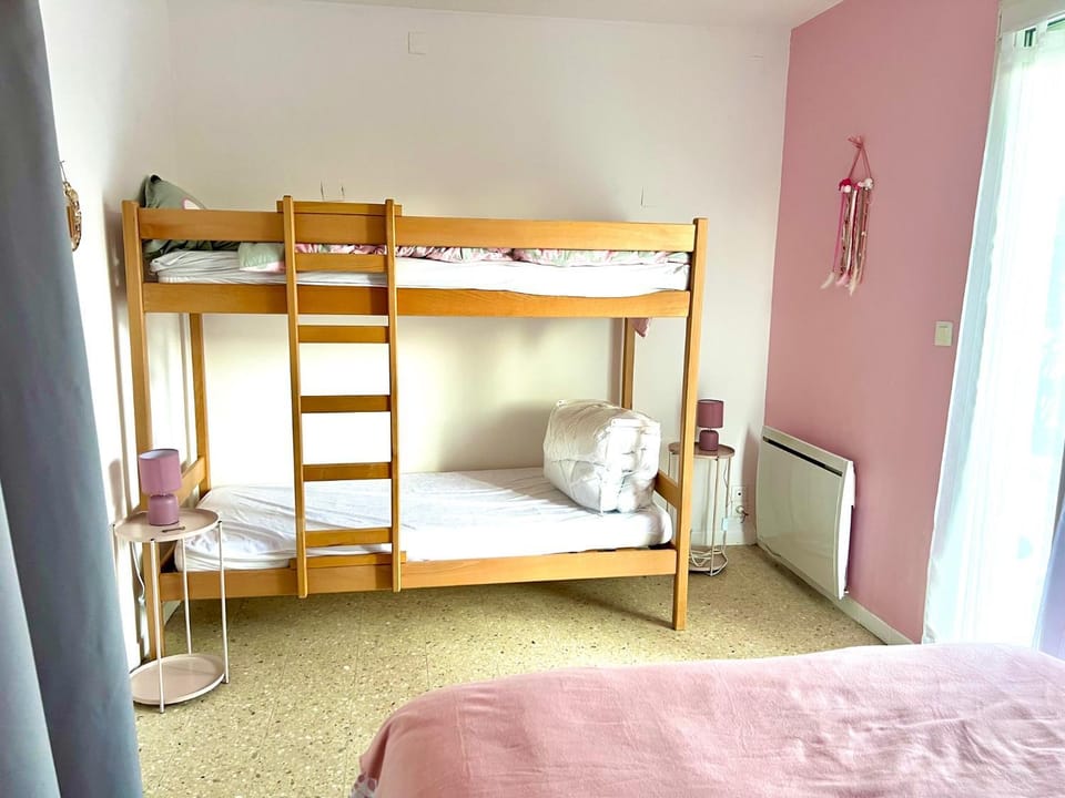 Bedroom, bunk bed