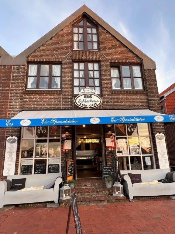 Property building, Facade/entrance, Location