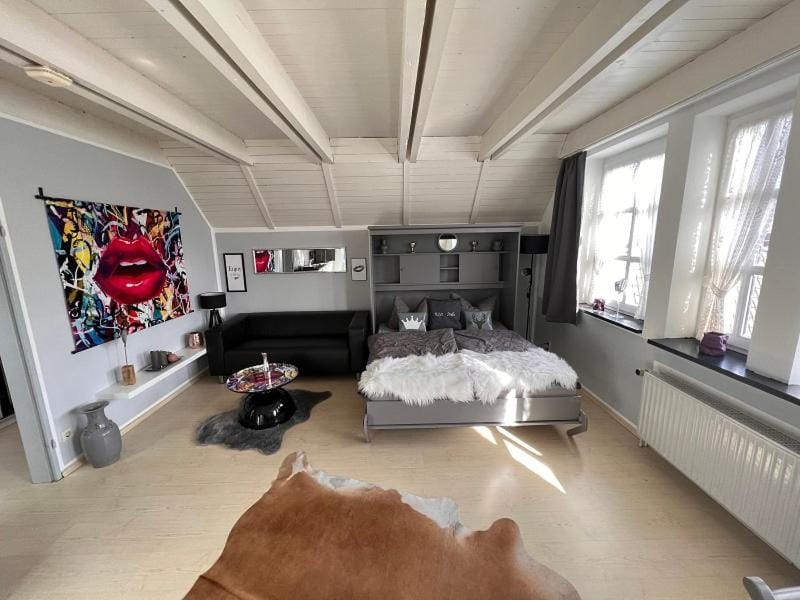 Bed, Living room, Photo of the whole room, Seating area, Bedroom