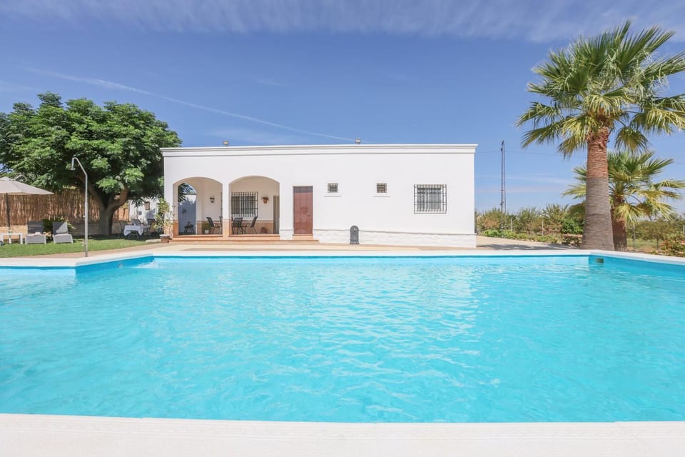 Property building, Facade/entrance, Garden, Solarium, Balcony/Terrace, Garden view, Pool view, Swimming pool