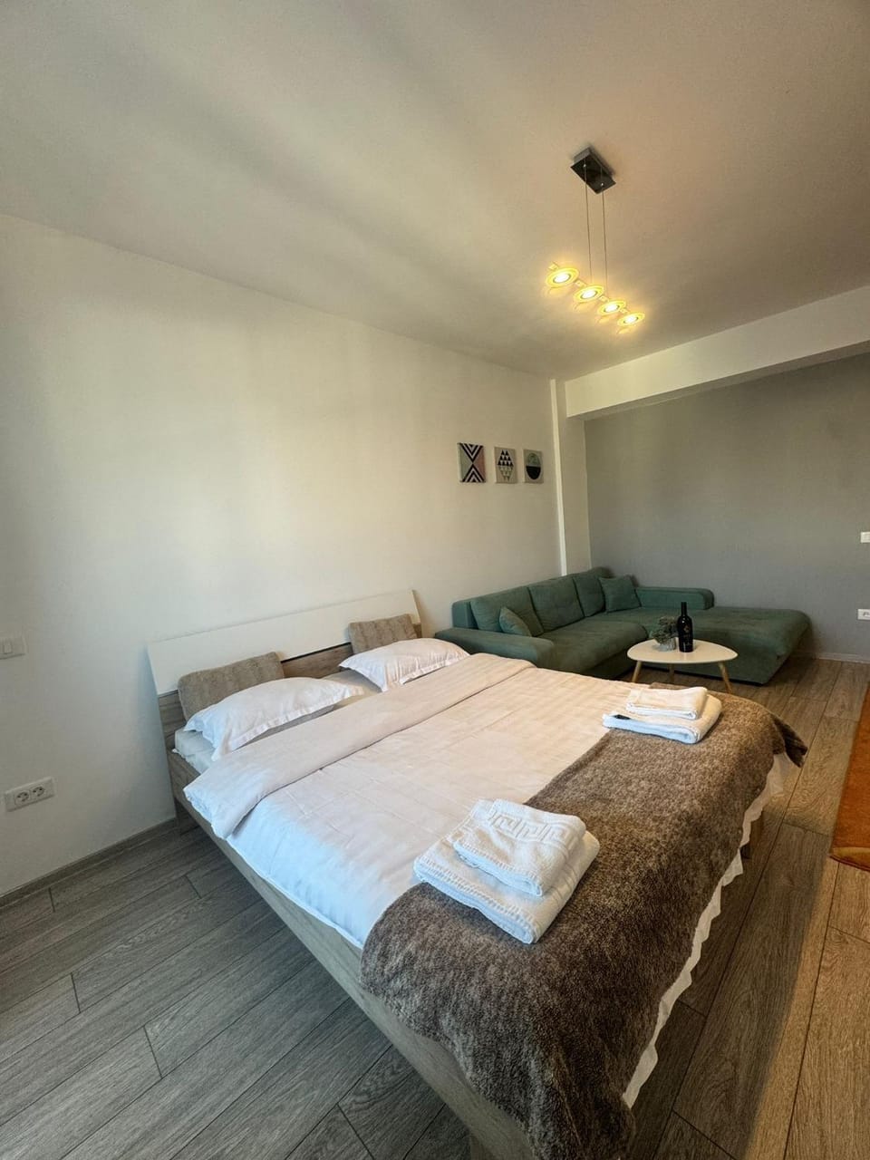 Bed, Living room, Photo of the whole room, Seating area, Bedroom, towels
