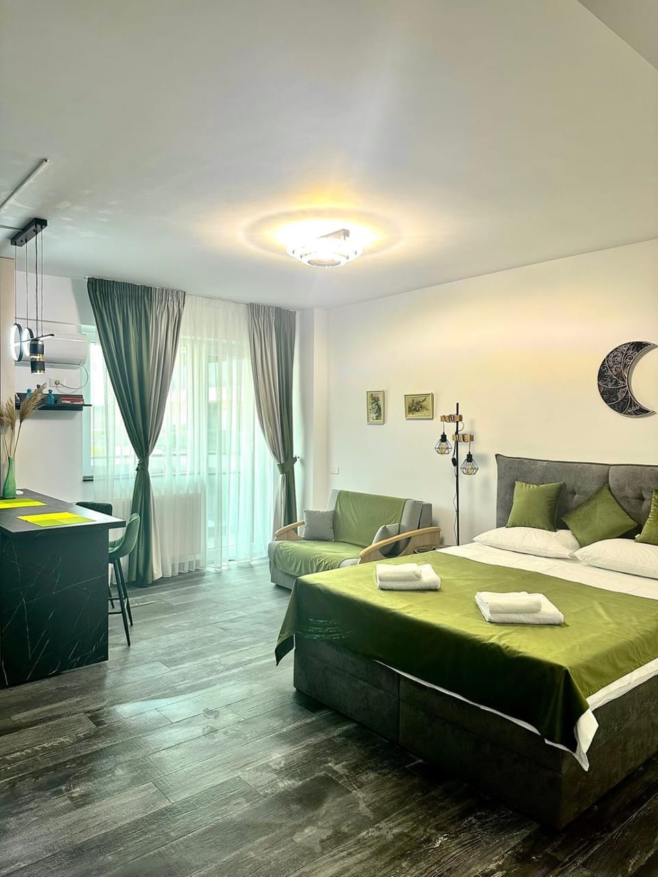 Bed, Photo of the whole room, Seating area, Bedroom