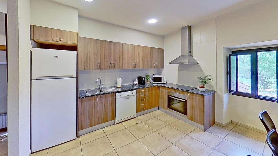 Kitchen or kitchenette, Dining area, dishwasher, oven, stove, toaster
