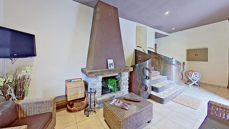 Communal lounge/ TV room, TV and multimedia, Living room, Seating area, fireplace