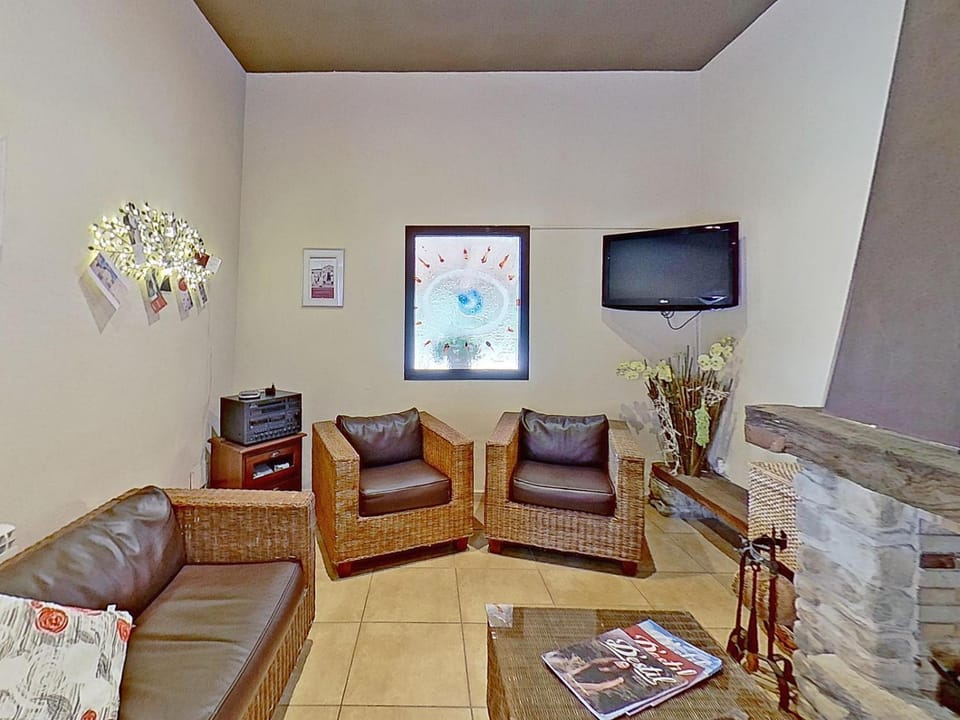 TV and multimedia, Living room, Seating area, fireplace