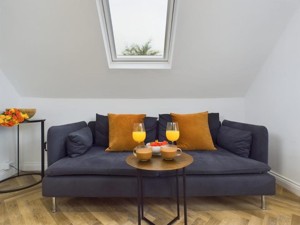 Stylish Westcliff Apartment with Free Parking Apartment in Southend-on-Sea