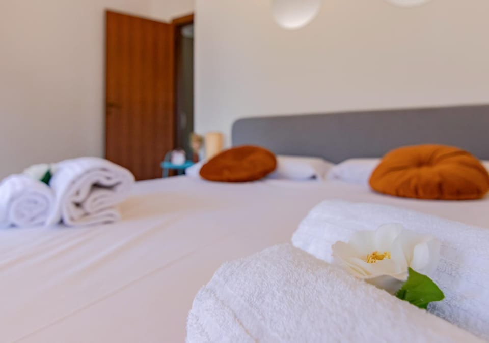 Bed, Decorative detail, Bedroom, towels